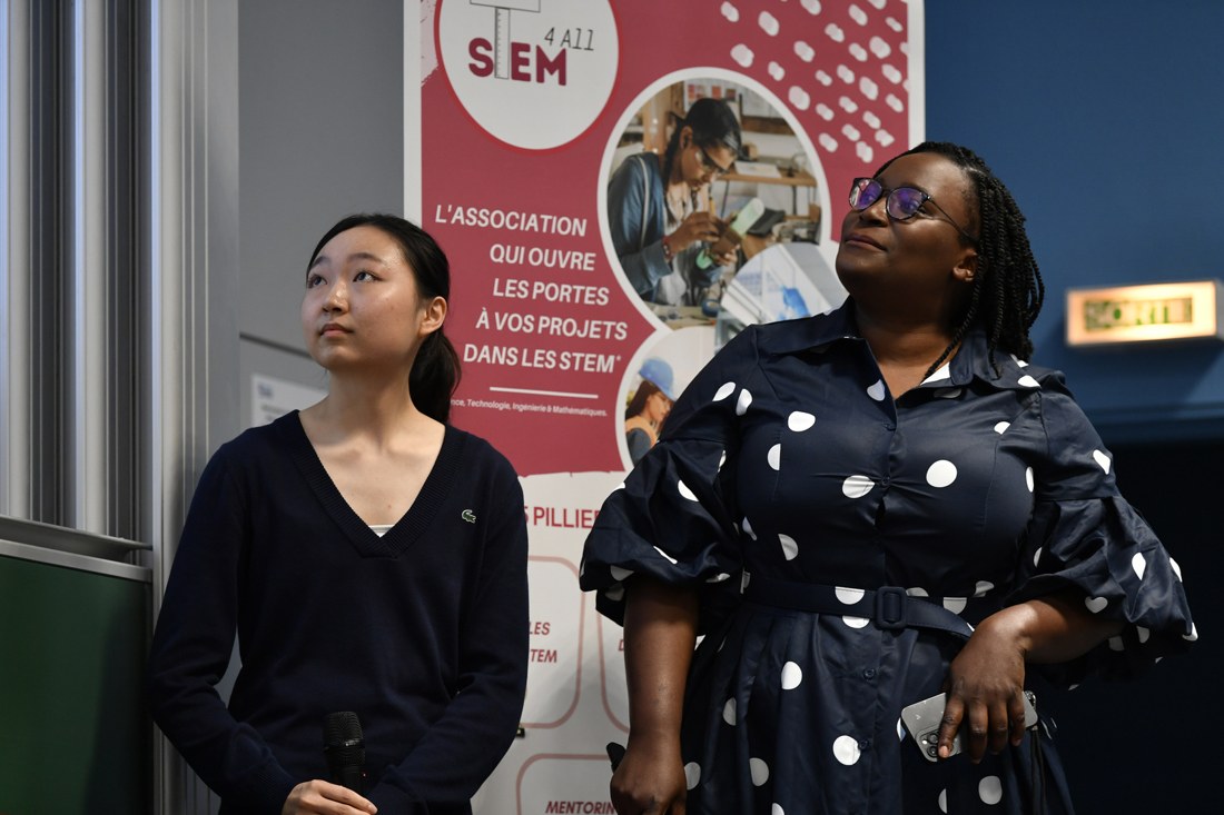 Deux participantes lors d’une rencontre STEM4ALL