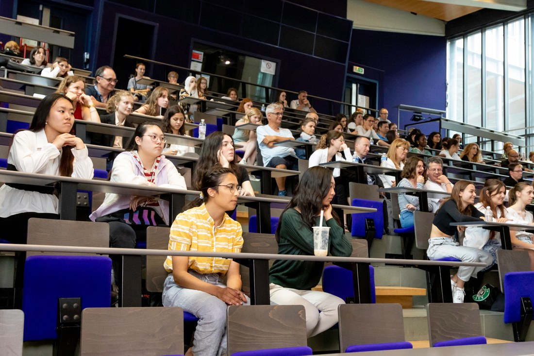 Des participantes réunies dans un amphithéâtre